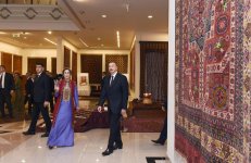 Azerbaijani president views Turkmen national carpet museum (PHOTO)