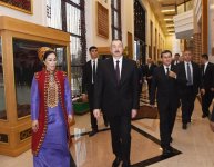 Azerbaijani president views Turkmen national carpet museum (PHOTO)