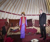 Azerbaijani president views Turkmen national carpet museum (PHOTO)