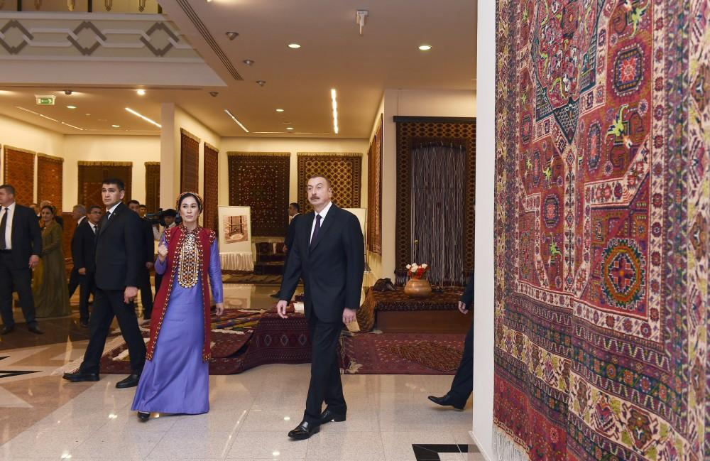 Azerbaijani president views Turkmen national carpet museum (PHOTO)