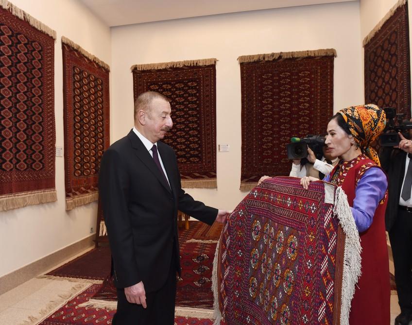Azerbaijani president views Turkmen national carpet museum (PHOTO)