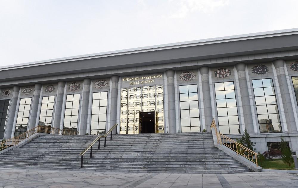 Azerbaijani president views Turkmen national carpet museum (PHOTO)