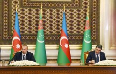 Azerbaijan, Turkmenistan sign bilateral documents (PHOTO)