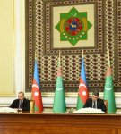 Azerbaijan, Turkmenistan sign bilateral documents (PHOTO)