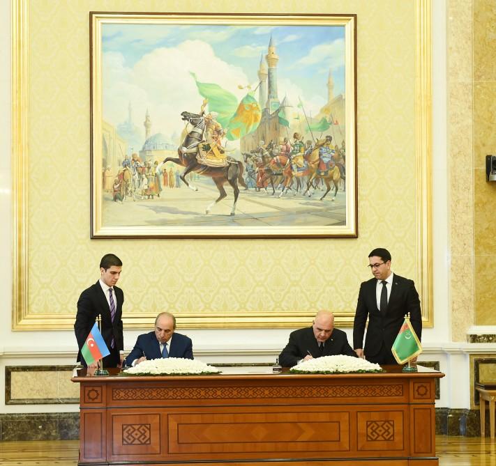 Azerbaijan, Turkmenistan sign bilateral documents (PHOTO)