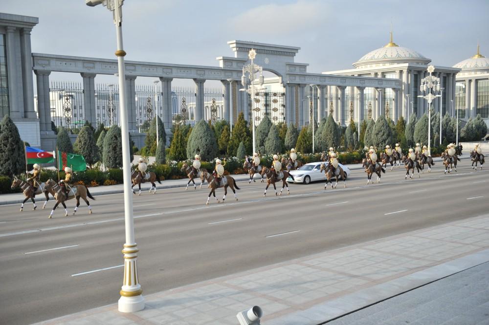 Official welcome ceremony held for Azerbaijani president in Ashgabat (PHOTO)