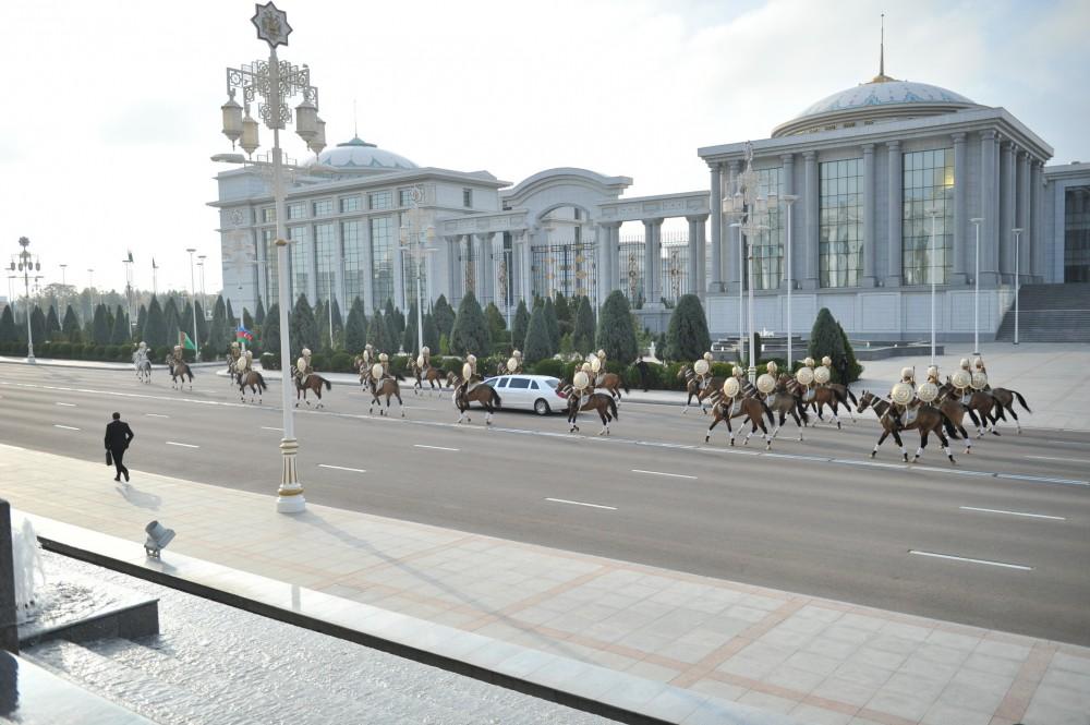 Official welcome ceremony held for Azerbaijani president in Ashgabat (PHOTO)