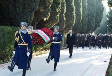 President Ilham Aliyev, family members visit grave of national leader Heydar Aliyev (PHOTO)