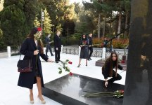 President Ilham Aliyev, family members visit grave of national leader Heydar Aliyev (PHOTO)