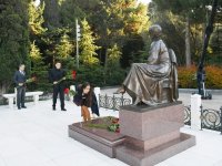 President Ilham Aliyev, family members visit grave of national leader Heydar Aliyev (PHOTO)