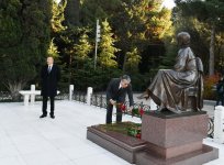President Ilham Aliyev, family members visit grave of national leader Heydar Aliyev (PHOTO)