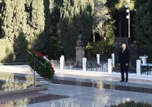 President Ilham Aliyev, family members visit grave of national leader Heydar Aliyev (PHOTO)
