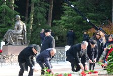 Azerbaijani public reveres memory of great leader Heydar Aliyev (PHOTO)