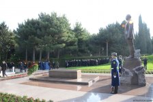 Azerbaijani public reveres memory of great leader Heydar Aliyev (PHOTO)