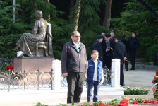Azerbaijani public reveres memory of great leader Heydar Aliyev (PHOTO)