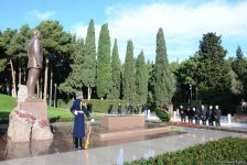 Azerbaijani public reveres memory of great leader Heydar Aliyev (PHOTO)
