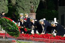 Azerbaijani public reveres memory of great leader Heydar Aliyev (PHOTO)
