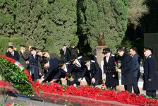 Azerbaijani public reveres memory of great leader Heydar Aliyev (PHOTO)