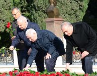Azerbaijani public reveres memory of great leader Heydar Aliyev (PHOTO)