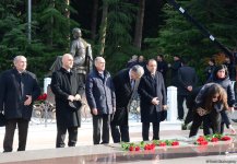 Azerbaijani public reveres memory of great leader Heydar Aliyev (PHOTO)