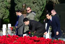 Azerbaijani public reveres memory of great leader Heydar Aliyev (PHOTO)