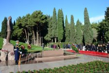 Azerbaijani public reveres memory of great leader Heydar Aliyev (PHOTO)