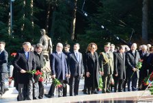 Azerbaijani public reveres memory of great leader Heydar Aliyev (PHOTO)
