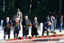 Azerbaijani public reveres memory of great leader Heydar Aliyev (PHOTO)