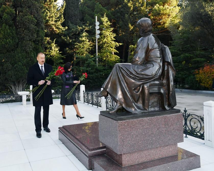 President Ilham Aliyev, family members visit grave of national leader Heydar Aliyev (PHOTO)