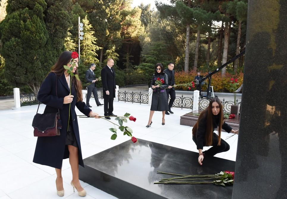 President Ilham Aliyev, family members visit grave of national leader Heydar Aliyev (PHOTO)