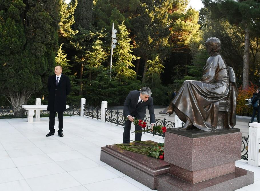 President Ilham Aliyev, family members visit grave of national leader Heydar Aliyev (PHOTO)
