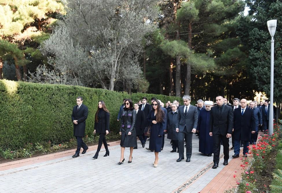 President Ilham Aliyev, family members visit grave of national leader Heydar Aliyev (PHOTO)