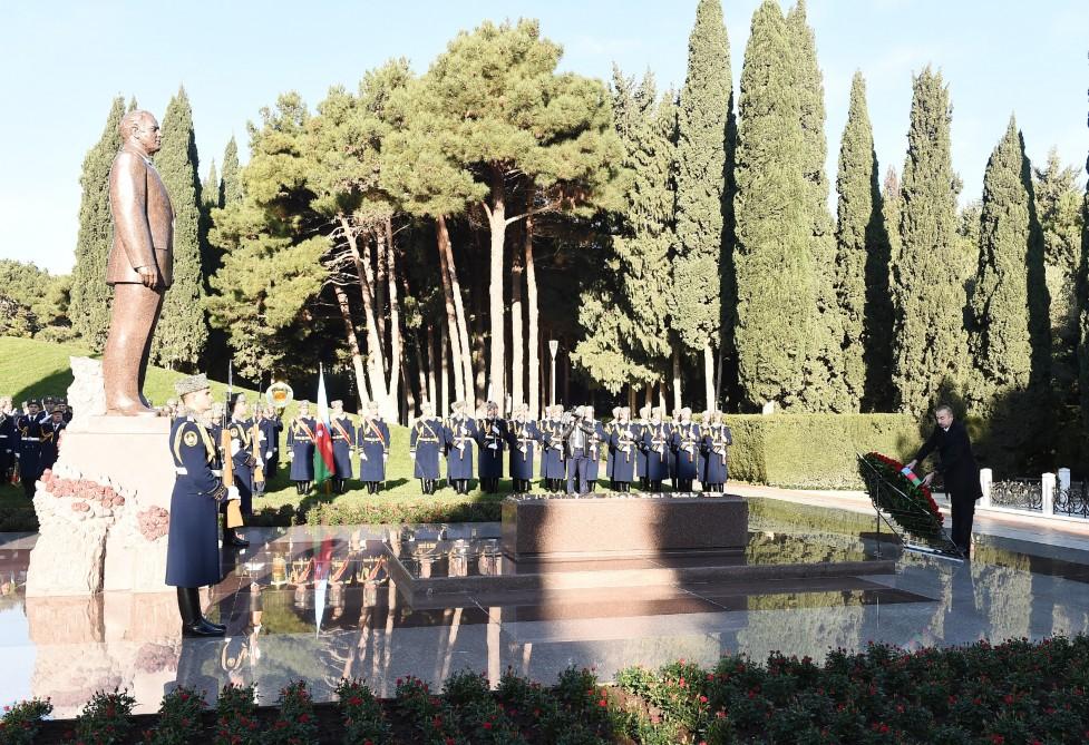 President Ilham Aliyev, family members visit grave of national leader Heydar Aliyev (PHOTO)