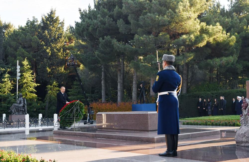 President Ilham Aliyev, family members visit grave of national leader Heydar Aliyev (PHOTO)