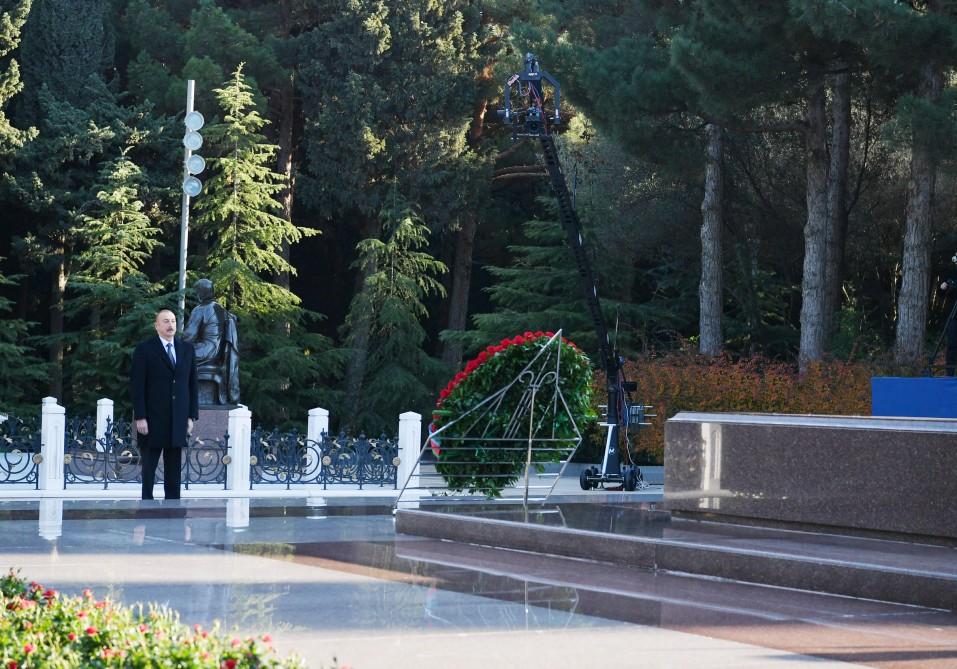President Ilham Aliyev, family members visit grave of national leader Heydar Aliyev (PHOTO)