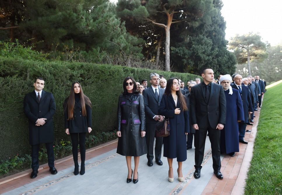 President Ilham Aliyev, family members visit grave of national leader Heydar Aliyev (PHOTO)