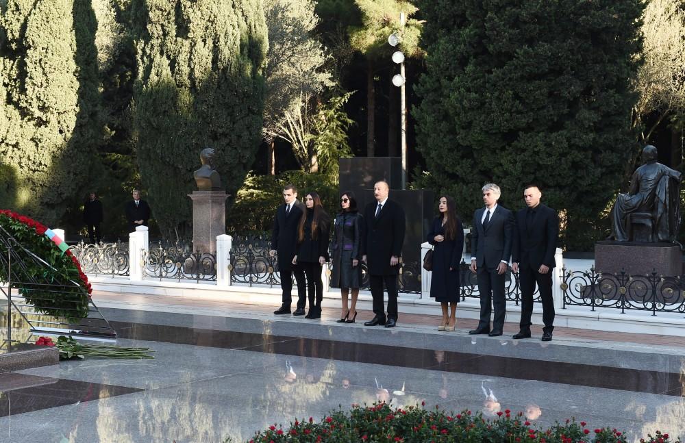 President Ilham Aliyev, family members visit grave of national leader Heydar Aliyev (PHOTO)
