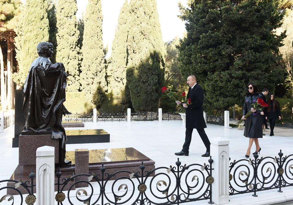 President Ilham Aliyev, family members visit grave of national leader Heydar Aliyev (PHOTO)
