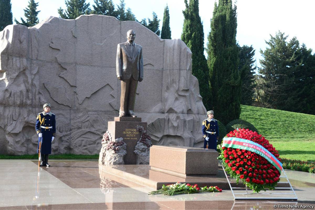 Azerbaijani public reveres memory of great leader Heydar Aliyev (PHOTO)