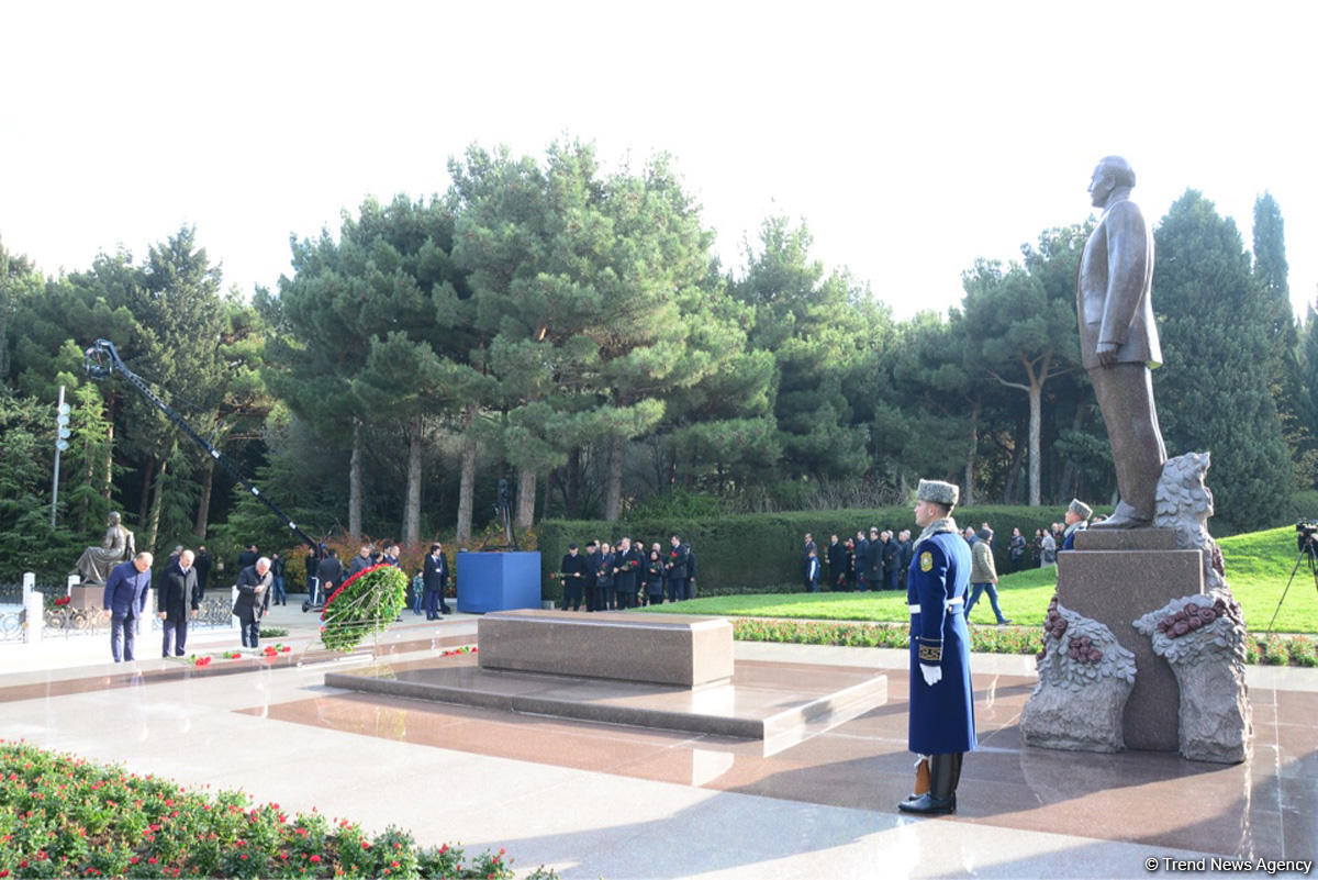 Azerbaijani public reveres memory of great leader Heydar Aliyev (PHOTO)