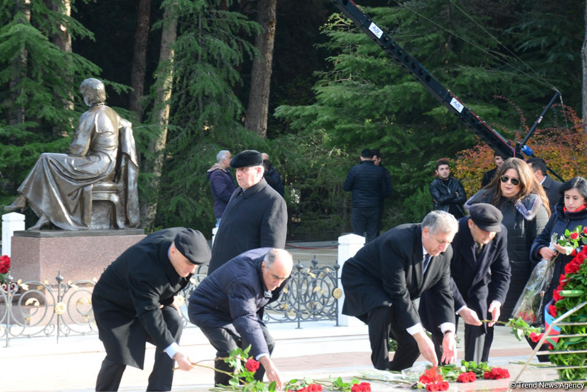Azerbaijani public reveres memory of great leader Heydar Aliyev (PHOTO)