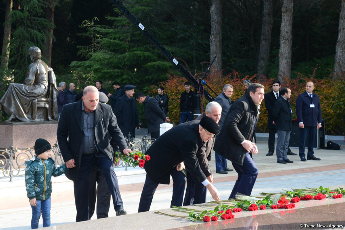 Azerbaijani public reveres memory of great leader Heydar Aliyev (PHOTO)