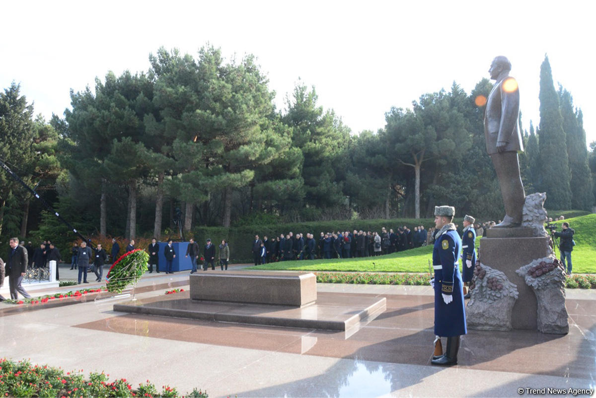 Azerbaijani public reveres memory of great leader Heydar Aliyev (PHOTO)