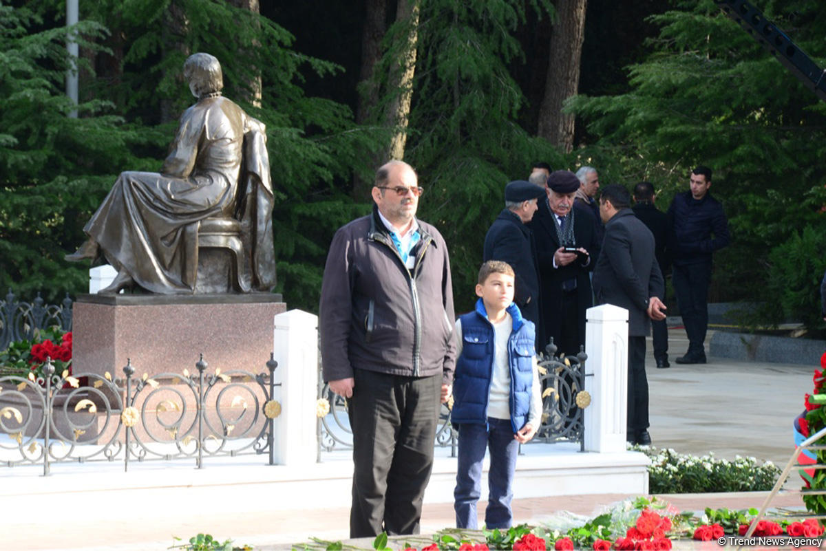 Azerbaijani public reveres memory of great leader Heydar Aliyev (PHOTO)