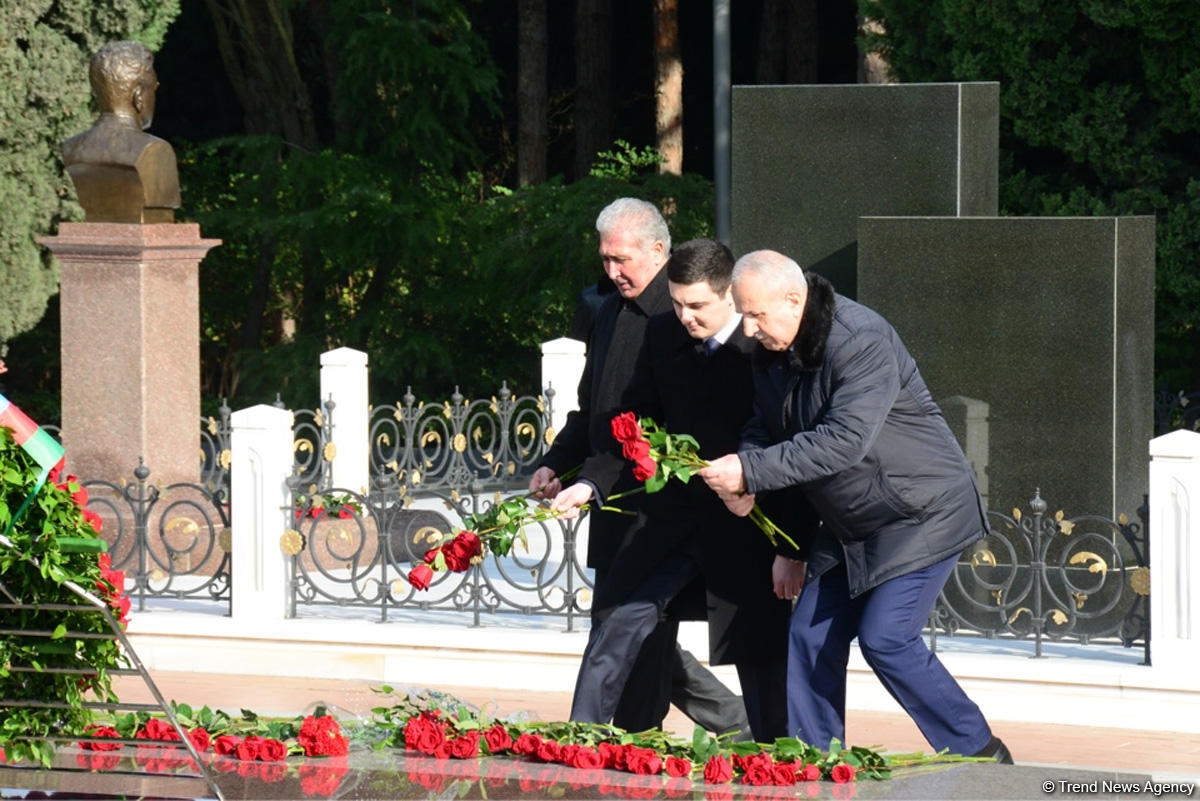 Azerbaijani public reveres memory of great leader Heydar Aliyev (PHOTO)