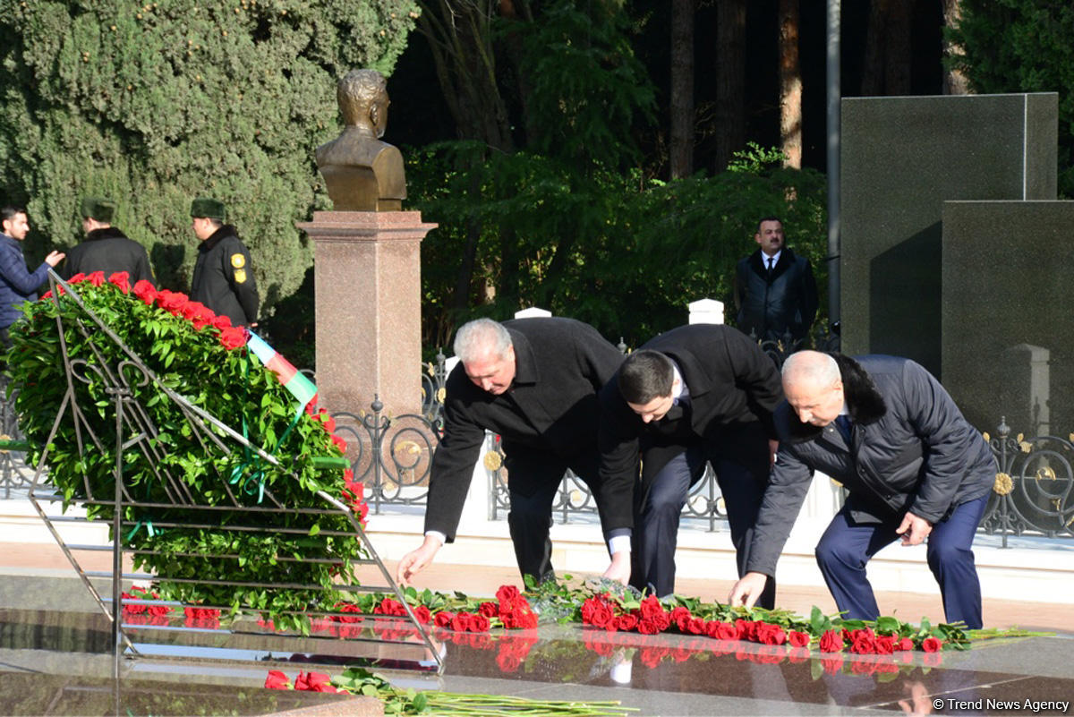 Azerbaijani public reveres memory of great leader Heydar Aliyev (PHOTO)