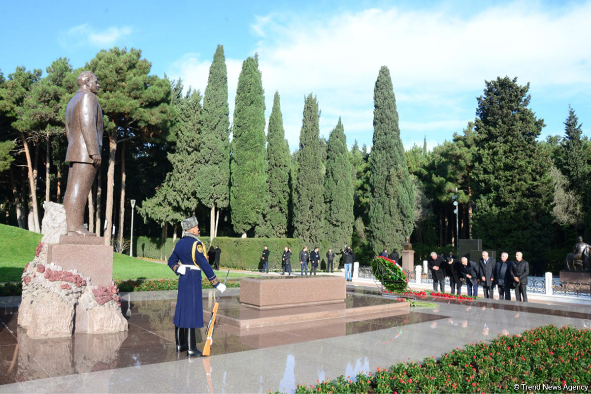 Azerbaijani public reveres memory of great leader Heydar Aliyev (PHOTO)
