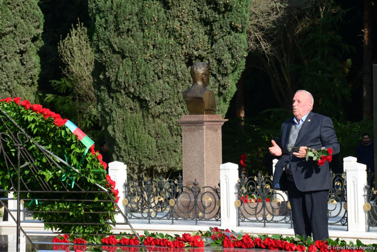 Azerbaijani public reveres memory of great leader Heydar Aliyev (PHOTO)