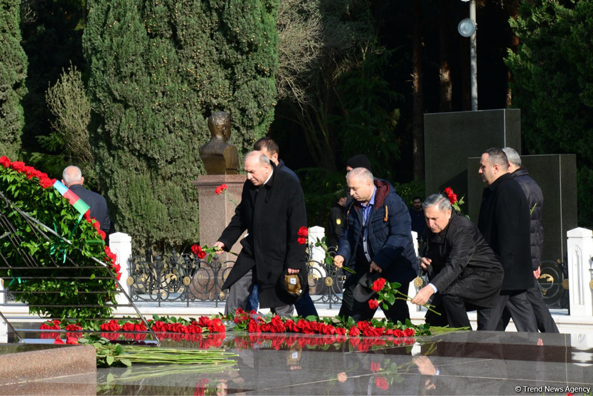 Azerbaijani public reveres memory of great leader Heydar Aliyev (PHOTO)