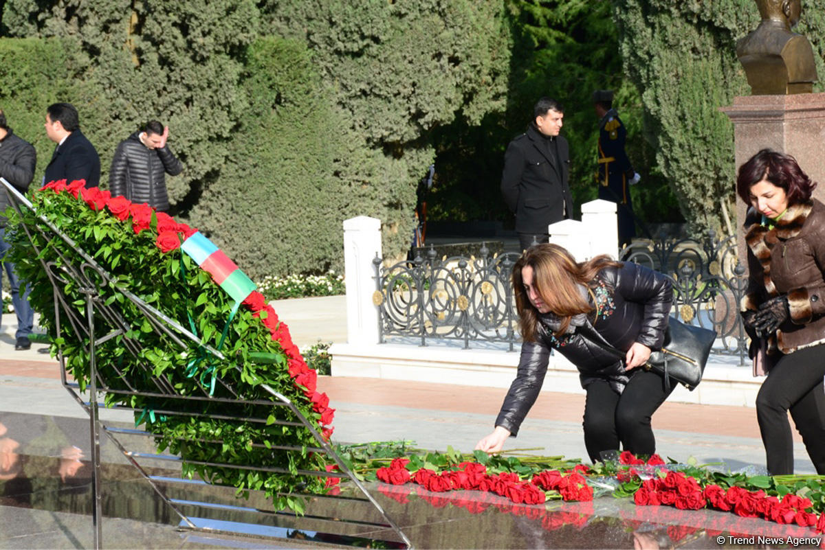 Azerbaijani public reveres memory of great leader Heydar Aliyev (PHOTO)